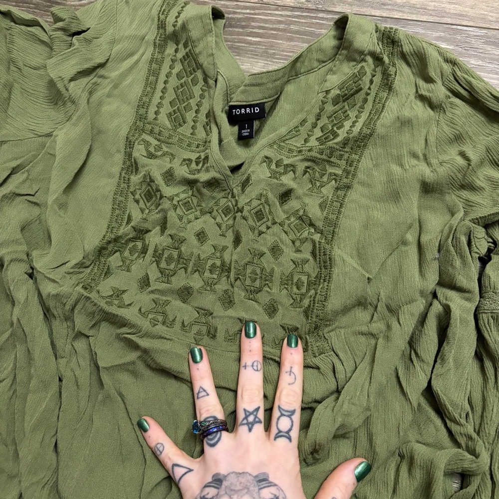 Torrid Crochet Embroidered Boho Tunic Blouse (Sage Green) Size 1X - Picture 3 of 10